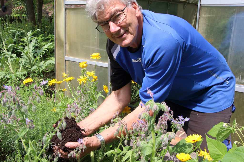 Sein selbst hergestellter Kompost ist Bernd Carl`s Gartengold
