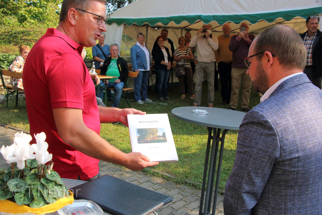 2. Vorsitzender des OGV Bischwind Christian Bach überreichte dem 1. Vorsitzenden des Kreisverbandes eine Dorfchronik.