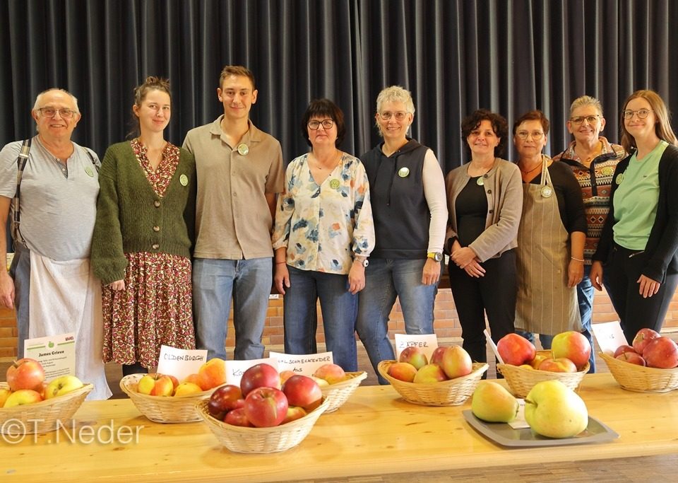 Gruppenbild hinter dem Tisch mit Apfelsorten